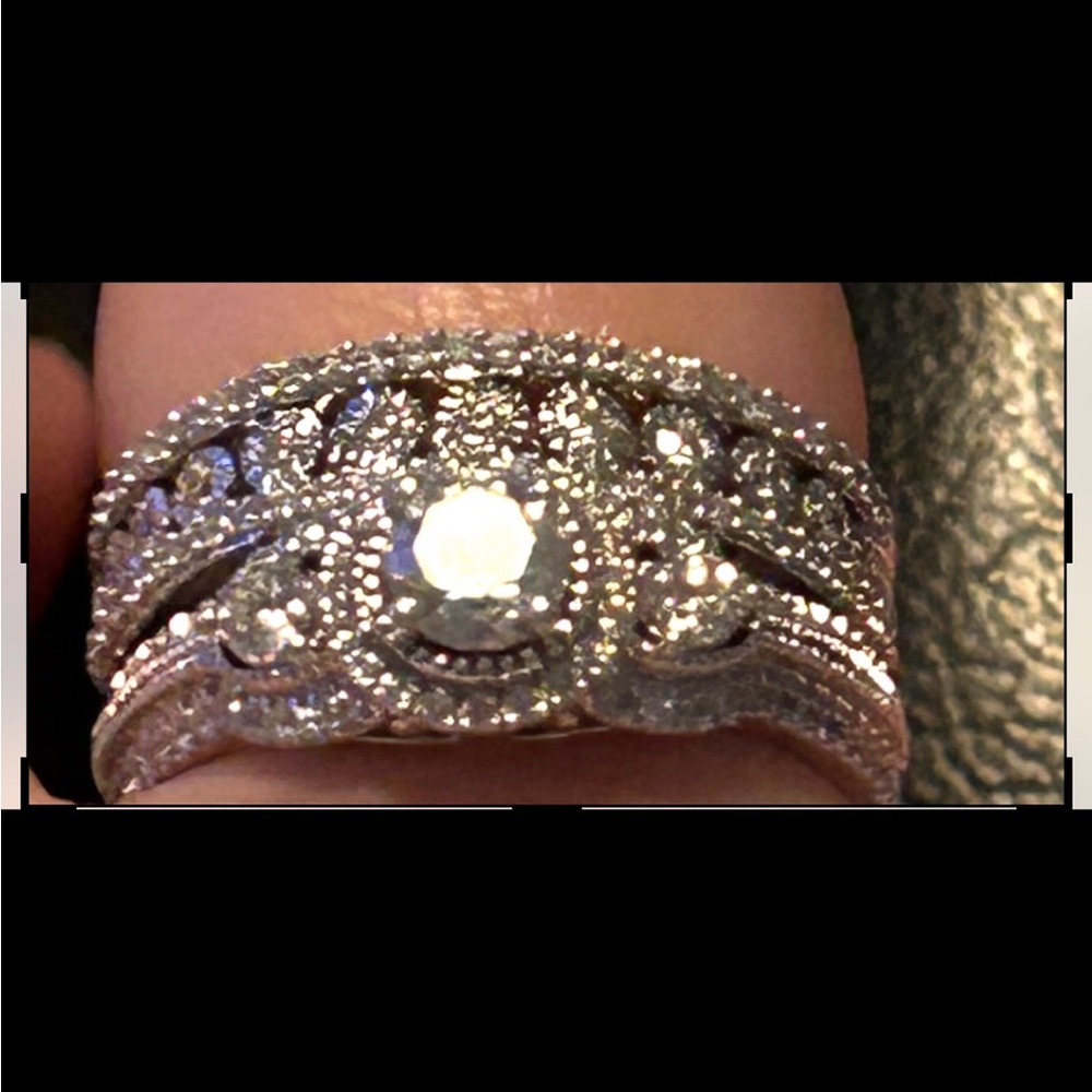 Elegant 14k natural white gold diamond ring comes with receipt 😍😍